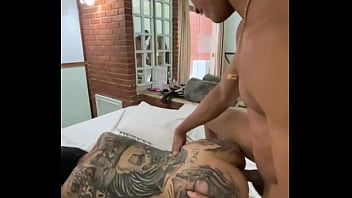 Não aguentei de tanto tesão e arrombei essa tatuada gostosa