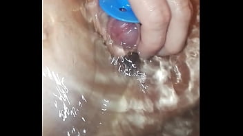 Amusement De Ce Jeune Dans Son Bain Avec Ses Sucettes thumbnail