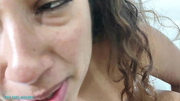 Mulata troca caricias e chupa o pau do negão