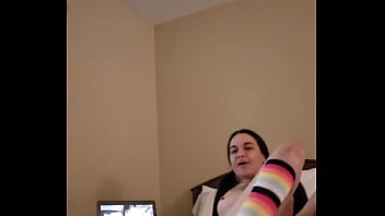 Je me regarde et me masturbe emy angel