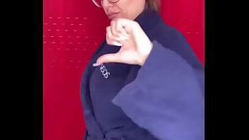 Coroa deliciosa peituda gravando tiktok