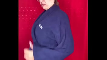 Coroa deliciosa peituda gravando tiktok