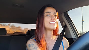 Motorista de app safada pegou passageiro se masturbando por trás e fudeu com ele sem camisinha