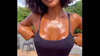 Olha que delícia esse bronze amor imagina peladinha