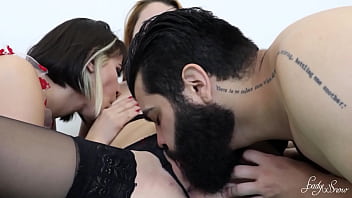 Minha esposa e a meia irmã dela adoram ter os cuzinhos fodidos eu ganhei na loteria