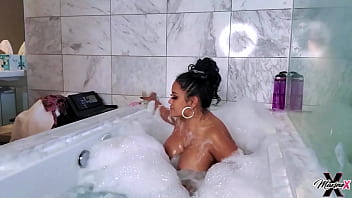 Maxine x plays with her dildo & shaved her pussy during shower time