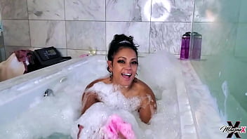 Maxine x plays with her dildo & shaved her pussy during shower time