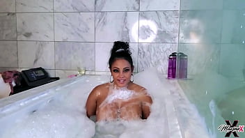 Maxine x plays with her dildo & shaved her pussy during shower time