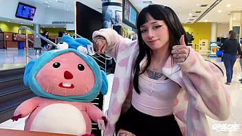 Enteada ganhando pelucia e agradece com a bucetinha ft amberzinha versão grátis