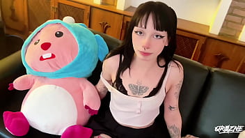 Enteada ganhando pelucia e agradece com a bucetinha ft amberzinha versão grátis