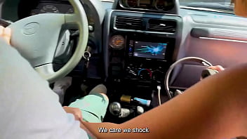 Latina brunette de enorme culo redondo es recogida y follada por gran verga dura dentro de un auto en su estrecho coño húmedo hasta que se corre