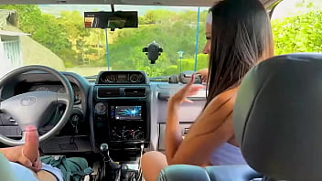 Latina brunette de enorme culo redondo es recogida y follada por gran verga dura dentro de un auto en su estrecho coño húmedo hasta que se corre