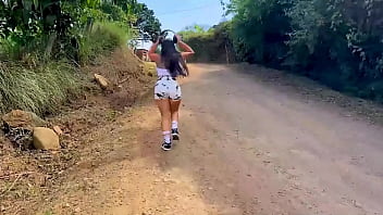 Latina brunette de enorme culo redondo es recogida y follada por gran verga dura dentro de un auto en su estrecho coño húmedo hasta que se corre