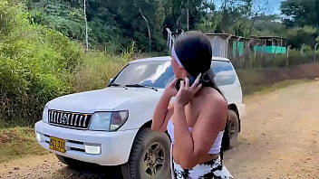 Latina brunette de enorme culo redondo es recogida y follada por gran verga dura dentro de un auto en su estrecho coño húmedo hasta que se corre