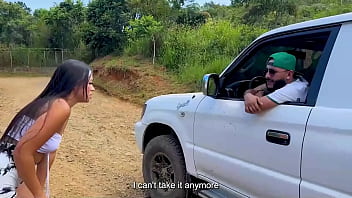 Latina brunette de enorme culo redondo es recogida y follada por gran verga dura dentro de un auto en su estrecho coño húmedo hasta que se corre