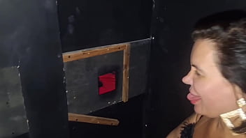 Milf danni cardillo mamando no glory hole e metendo na cabine