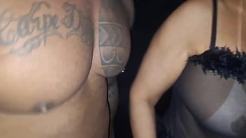 Milf danni cardillo mamando no glory hole e metendo na cabine