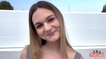 Alice et lexi belles coquines aiment se faire déchirer ensemble