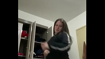 Safada rebolando o bundao