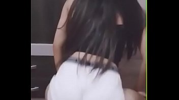 Isah moraes dancando mc wm e os cretinos treme treme