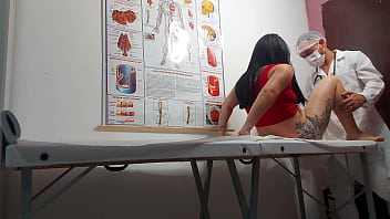 Ginecologista enfia dedo no cu e fode paciente