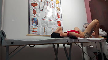 Ginecologista enfia dedo no cu e fode paciente