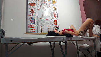 Ginecologista enfia dedo no cu e fode paciente