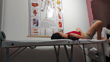 Ginecologista enfia dedo no cu e fode paciente