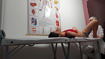 Ginecologista enfia dedo no cu e fode paciente