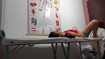 Ginecologista enfia dedo no cu e fode paciente