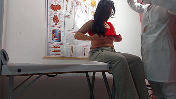 Ginecologista enfia dedo no cu e fode paciente