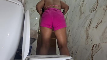 Mijando com meu bucetão no banheiro