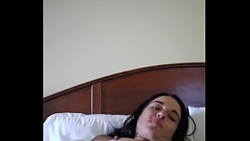 Petite emy angel adore se toucher