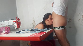 Costureira observando ereção do cliente