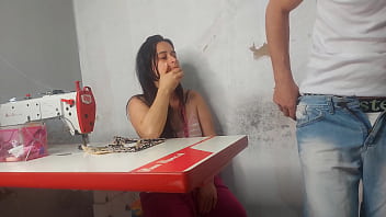 Costureira observando ereção do cliente