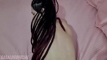 Ela senta sem camisinha e depois pede pau no cu