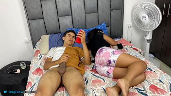 Se estaba masturbando sin imaginarse que podia follar Se estaba masturbando sin imaginarse que podia follar