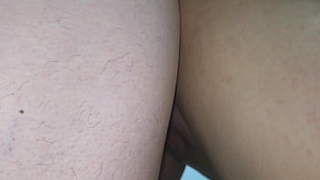 Tres hermanastros le parten la calabaza en halloween a la hermasnastra culona