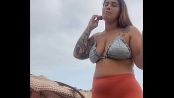 Tô na praia e já estou inchada e molhadinha pronta pra leva rola
