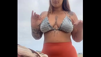 Tô na praia e já estou inchada e molhadinha pronta pra leva rola