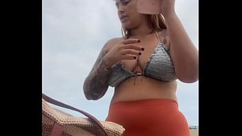 Tô na praia e já estou inchada e molhadinha pronta pra leva rola