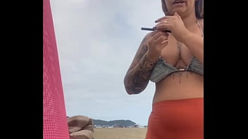 Tô na praia e já estou inchada e molhadinha pronta pra leva rola