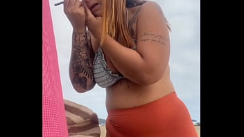 Tô na praia e já estou inchada e molhadinha pronta pra leva rola