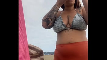 Tô na praia e já estou inchada e molhadinha pronta pra leva rola