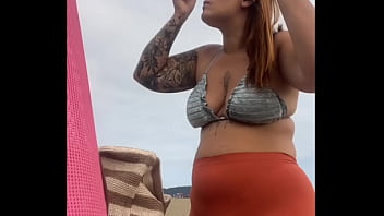 Tô na praia e já estou inchada e molhadinha pronta pra leva rola