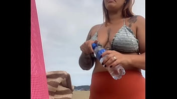 Tô na praia e já estou inchada e molhadinha pronta pra leva rola