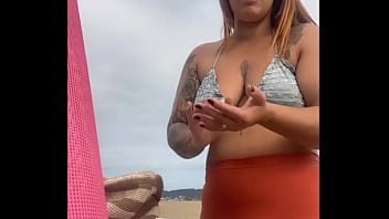 Tô na praia e já estou inchada e molhadinha pronta pra leva rola