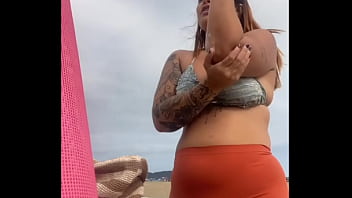 Tô na praia e já estou inchada e molhadinha pronta pra leva rola