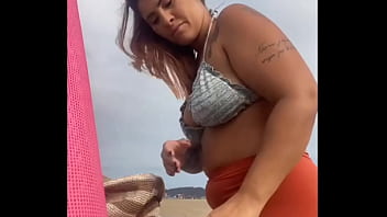 Tô na praia e já estou inchada e molhadinha pronta pra leva rola