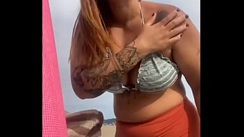 Tô na praia e já estou inchada e molhadinha pronta pra leva rola